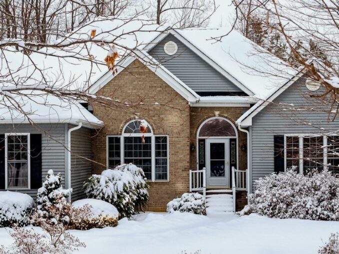 Каркасный дом зимой